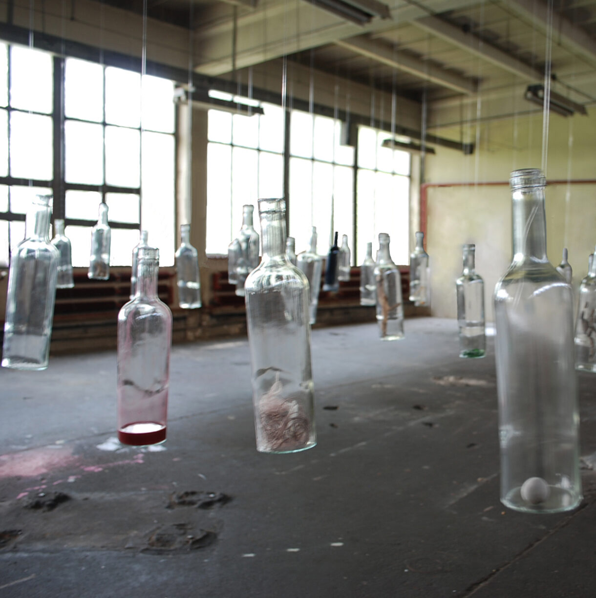 Kami Mierzvvinsk „Commencement”, site-specific installation (hall on robotnicza street in Wrocław), 400 x 400 cm, 2013